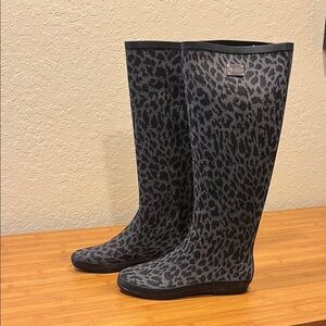 DAV Women's Gray Leopard Print Rain Boots